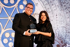 IIFTC Awards – H.W Naheed Nenshi, Mayor of Calgary presenting to Ace Bollywood Director Zoya Akthar